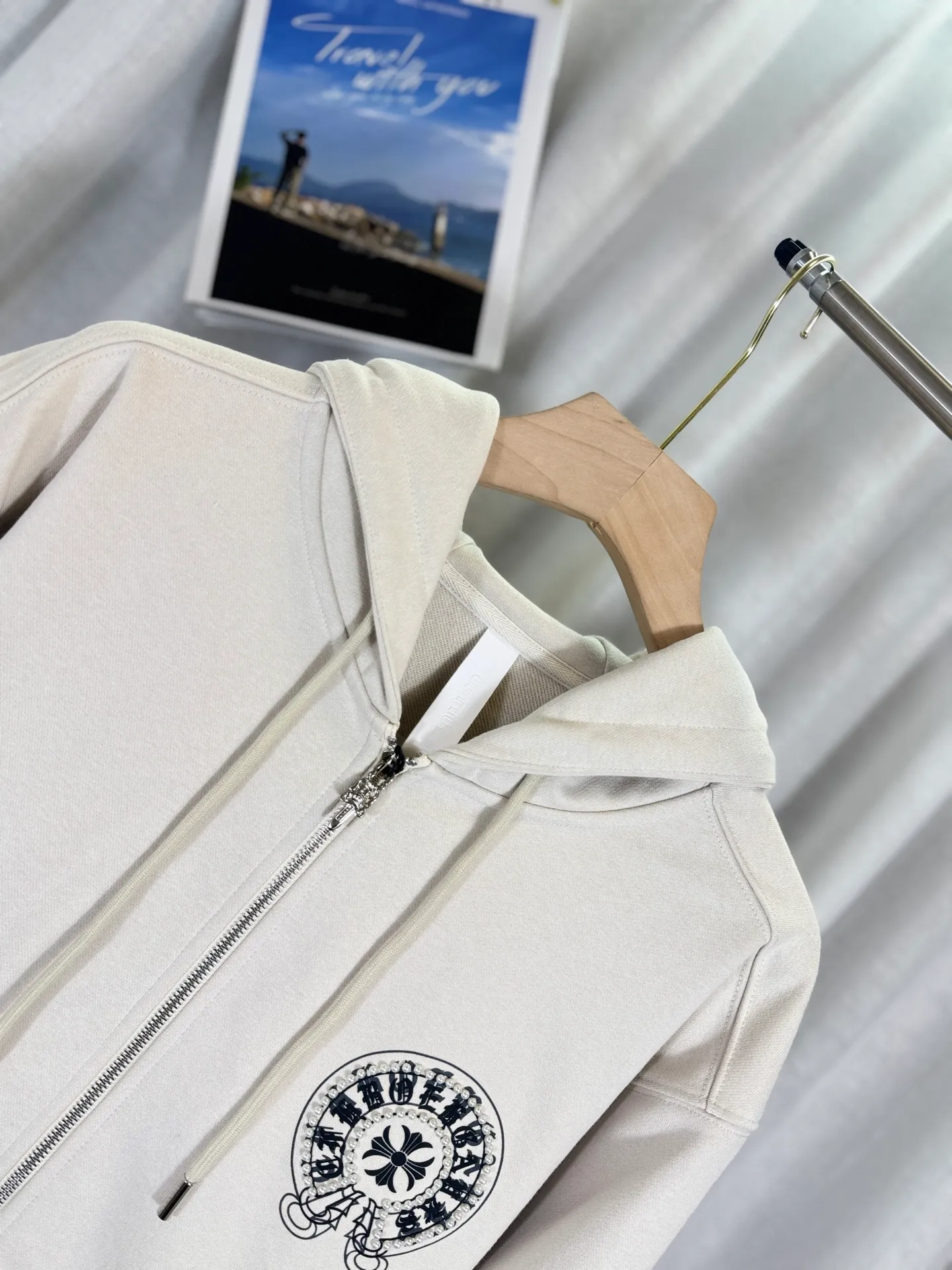 P350 top version, real shot without P, ​​different from market currency) 𝗖𝗵𝗿𝗼𝗺𝗲 𝗛𝗲𝗮𝗿𝘁𝘀/Cro Heart 2025 Compass Pearl Embroidery Autumn and Winter New Original Single Counter American Laser Burnt 3D Three-dimensional Appliqué Pearl Couple Casual Cardigan Sweatshirt 👑The highest version! Customized fabric 480g tripe terry fabric! American acid-washed and distressed original fabric, laser burning + patch embroidery, exquisite embroidery of letters! The best-selling model in the counter, very comfortable to wear. Accessories: original molded and authenticated collar label➕100% silk wash label. Genuine purchase-grade original hangtag➕matching hanging rope➕3D hanging beads➕original packaging bag. Craftsmanship: The original version has consistent wiring! The highest version of the armhole matching technique! Color: Beige Black Size: S M L XL Style No.: 25-353